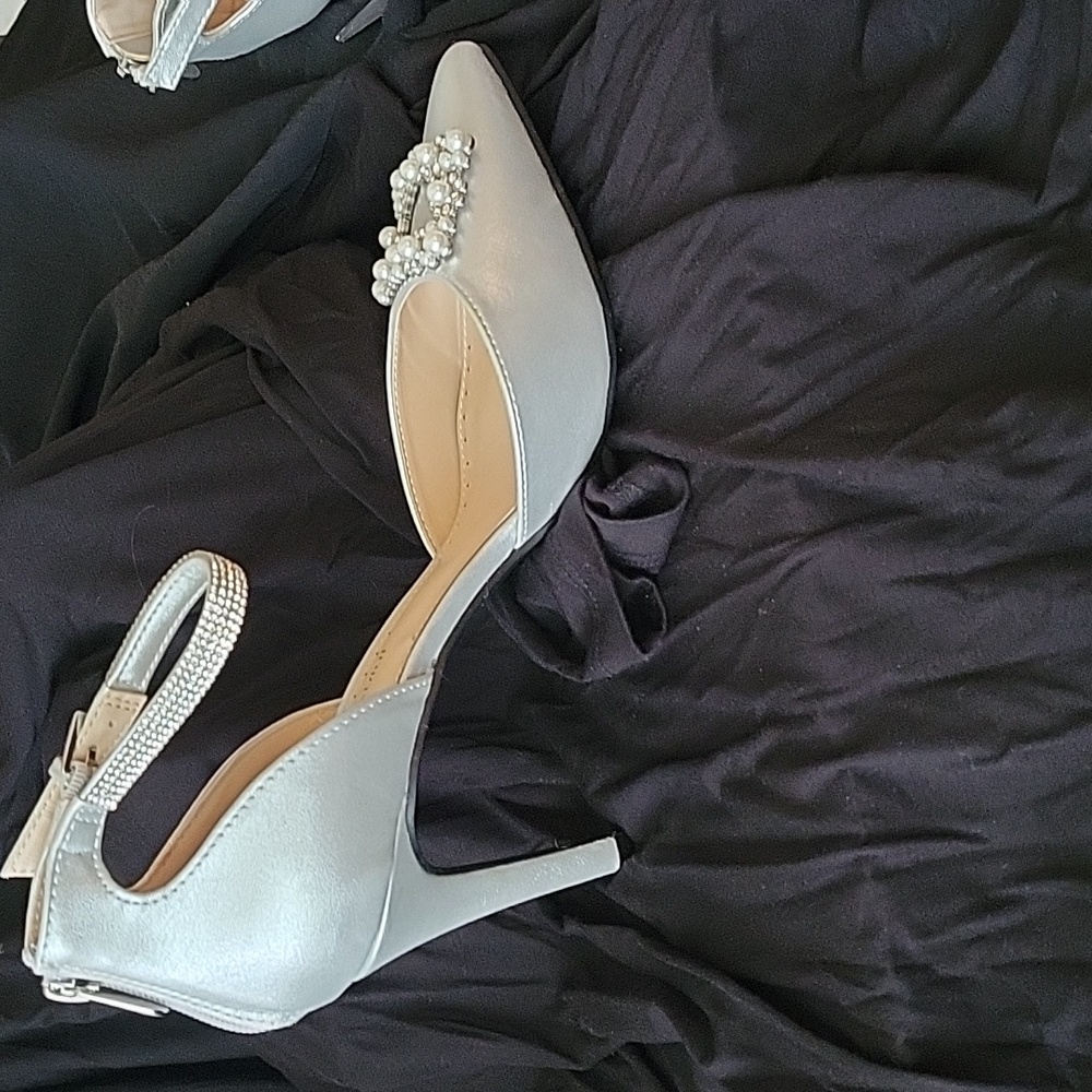 Adrienne Vittadini silver formal shoes. - Picture 2 of 13